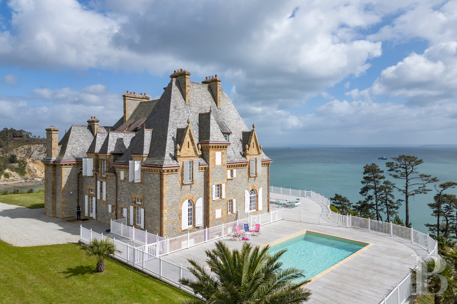 An early 19th century manor house overlooking the Bay of Douarnenez on the Crozon peninsula in Finistère - photo  n°1